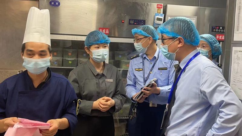 在选择生抽和老抽时，可以从以下几个方面进行考虑：